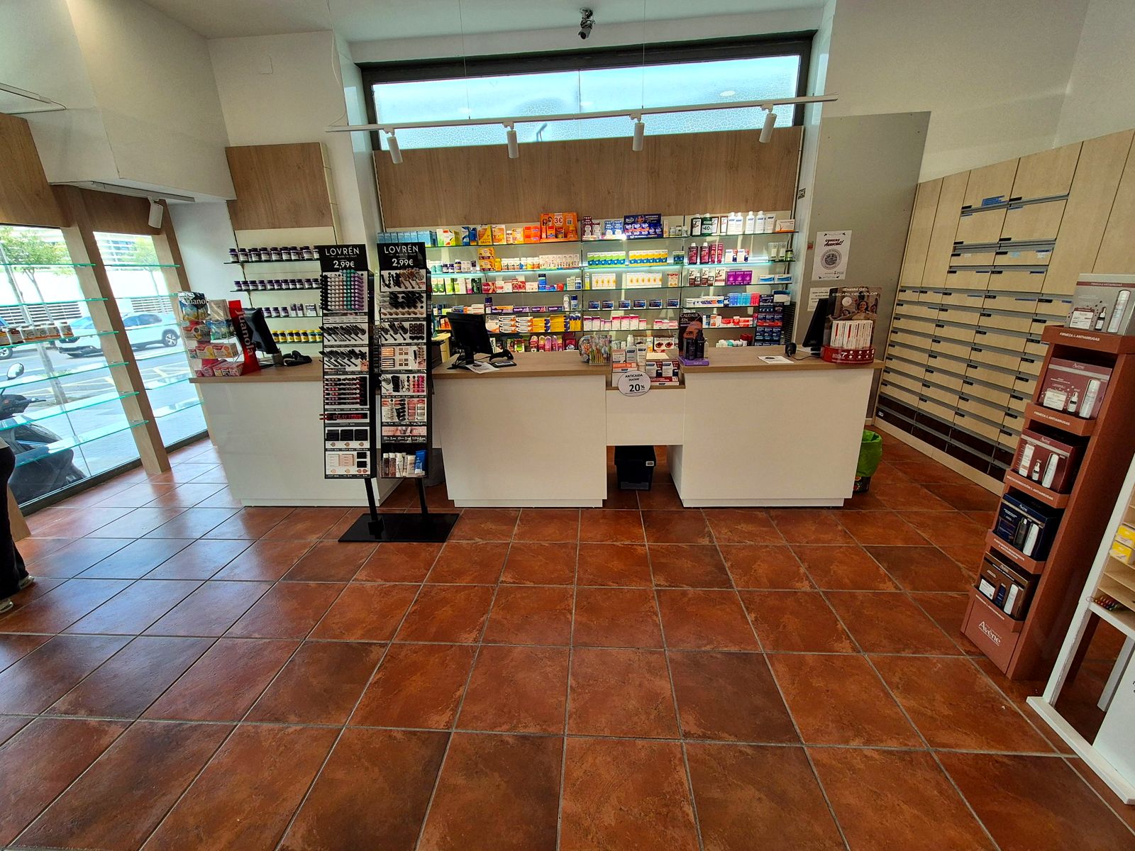 Mobiliario de farmacia fabricado por Melle Studio