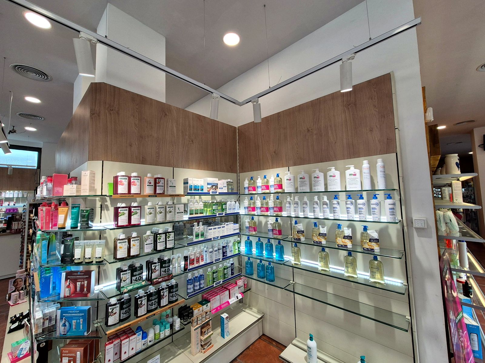 Mobiliario de farmacia fabricado por Melle Studio