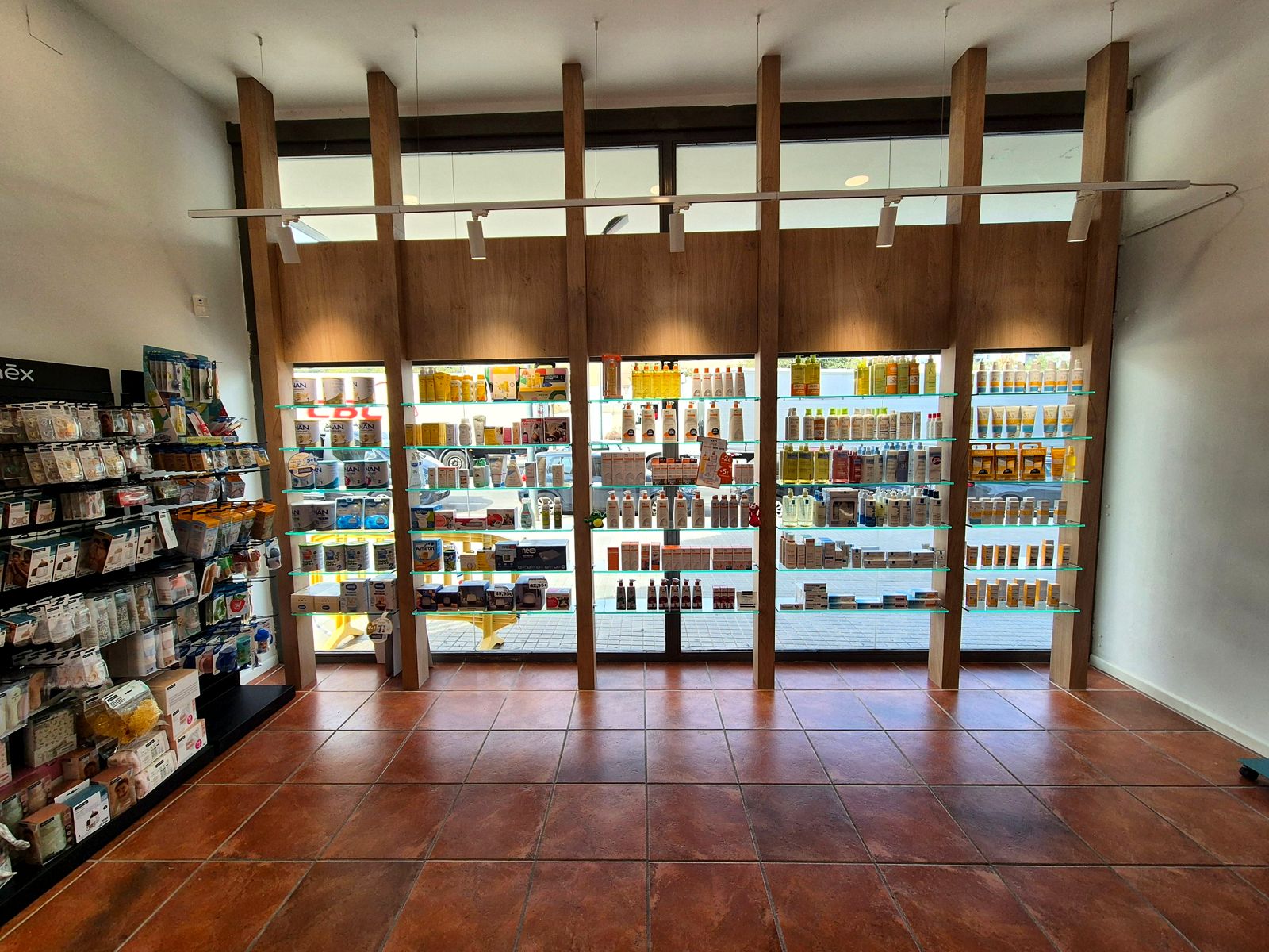 Mobiliario de farmacia fabricado por Melle Studio