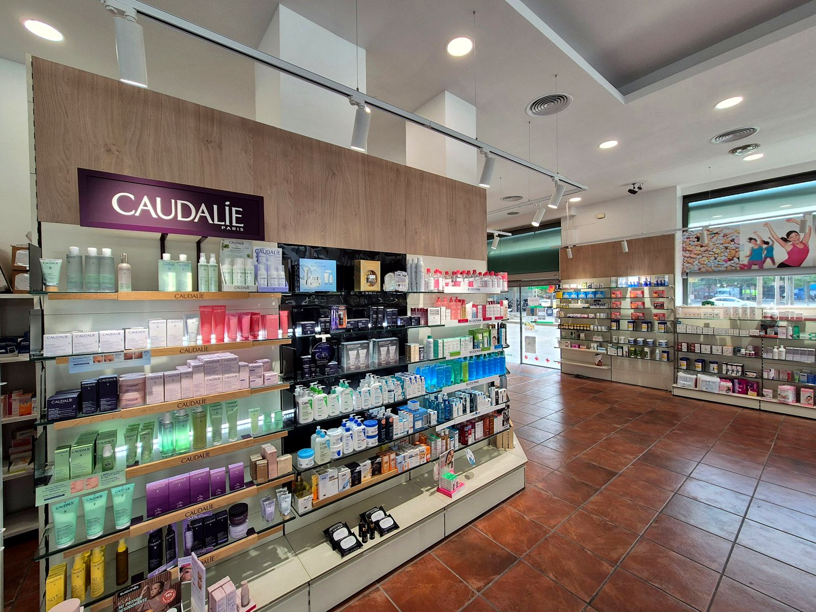 Mobiliario de farmacia fabricado por Melle Studio